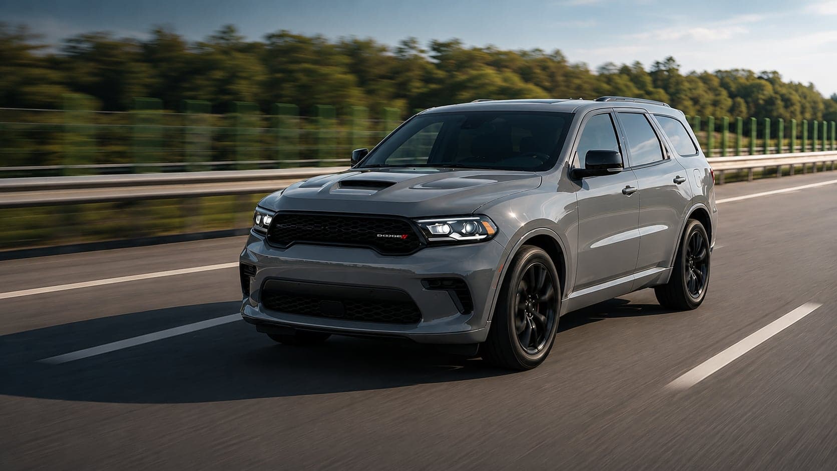 Dodge Durango w pełnej prędkości na autostradzie - przykładowy pojazd z importu